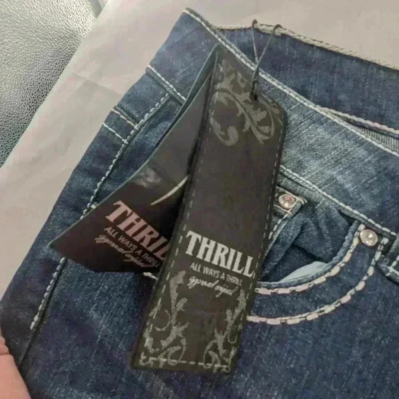 Thrill Women's Size 15 NWT Distressed Stud Back pocket Straight Leg Jeans - Picture 9 of 16